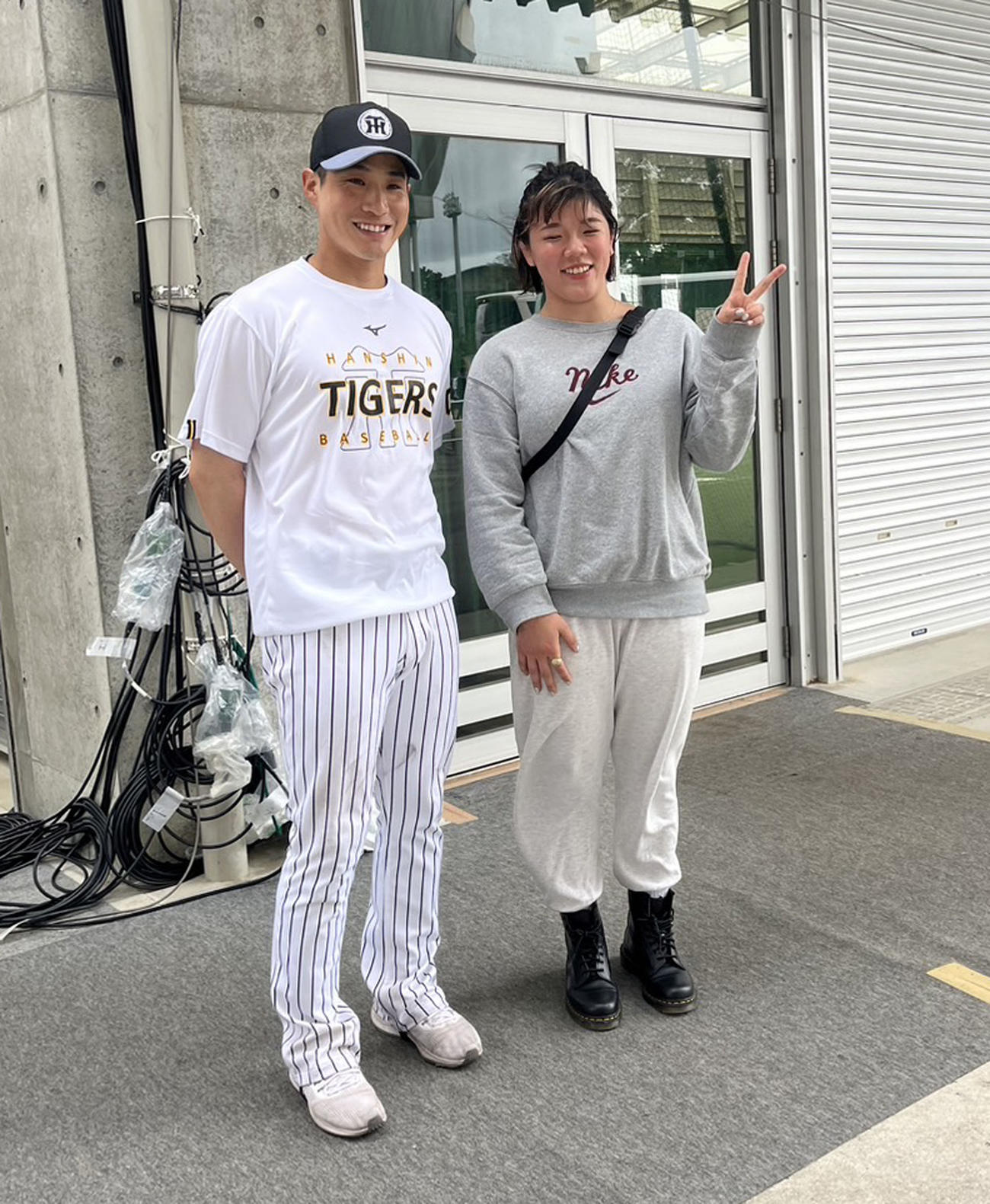木浪（左）と記念写真に納まるレスリングの鏡優翔（撮影・磯綾乃）
