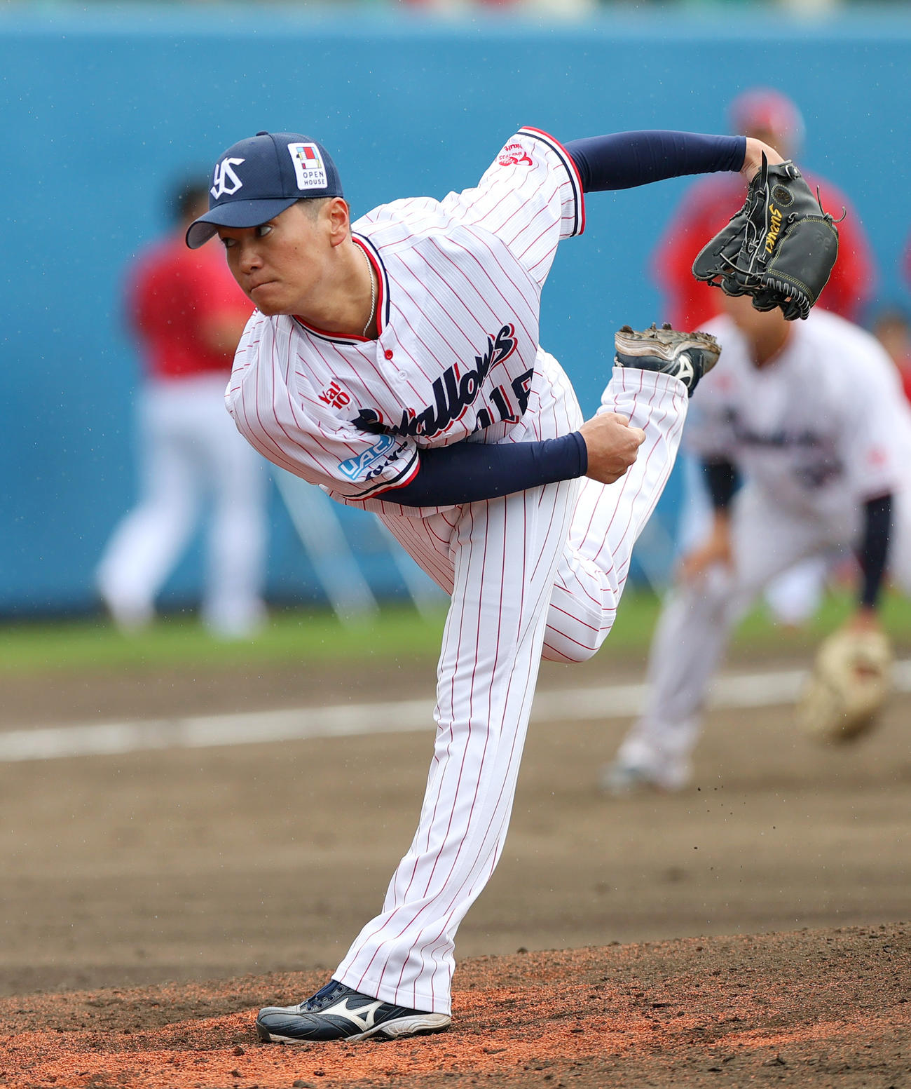 練習試合・ヤクルト対広島　5回表、3番手で登板するヤクルト鈴木康（裏撮影・上山淳一）