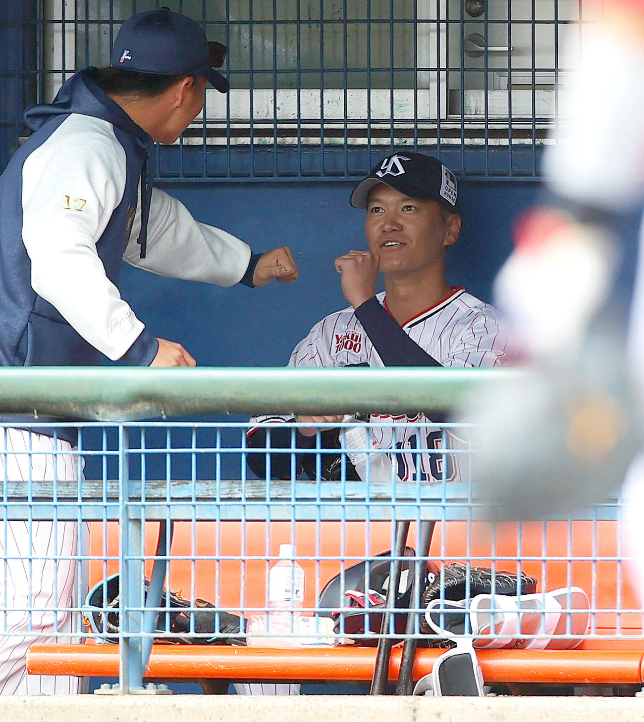練習試合・ヤクルト対広島　ヤクルト3番手で登板し好投したヤクルト鈴木康は登板を終えベンチで笑顔を見せる（裏撮影・上山淳一）