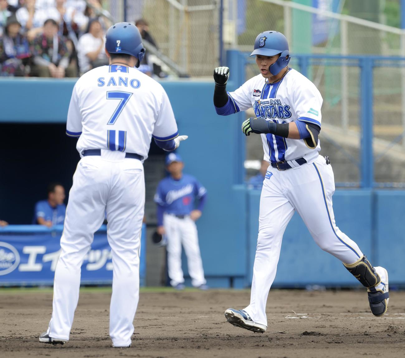 DeNA対中日　2回裏DeNA無死一塁、左越え同点2点本塁打で生還する蝦名（撮影・河田真司）