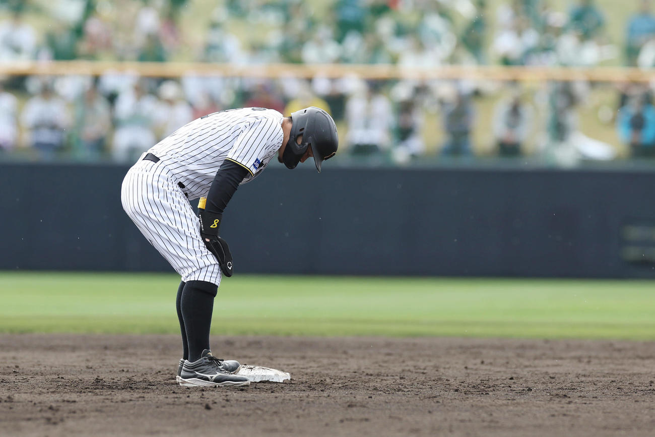 阪神対楽天　3回裏阪神無死二塁、ヘルナンデスの大きな中飛で三塁へタッチアップできず、二塁にとどまった佐藤輝（撮影・前田充）