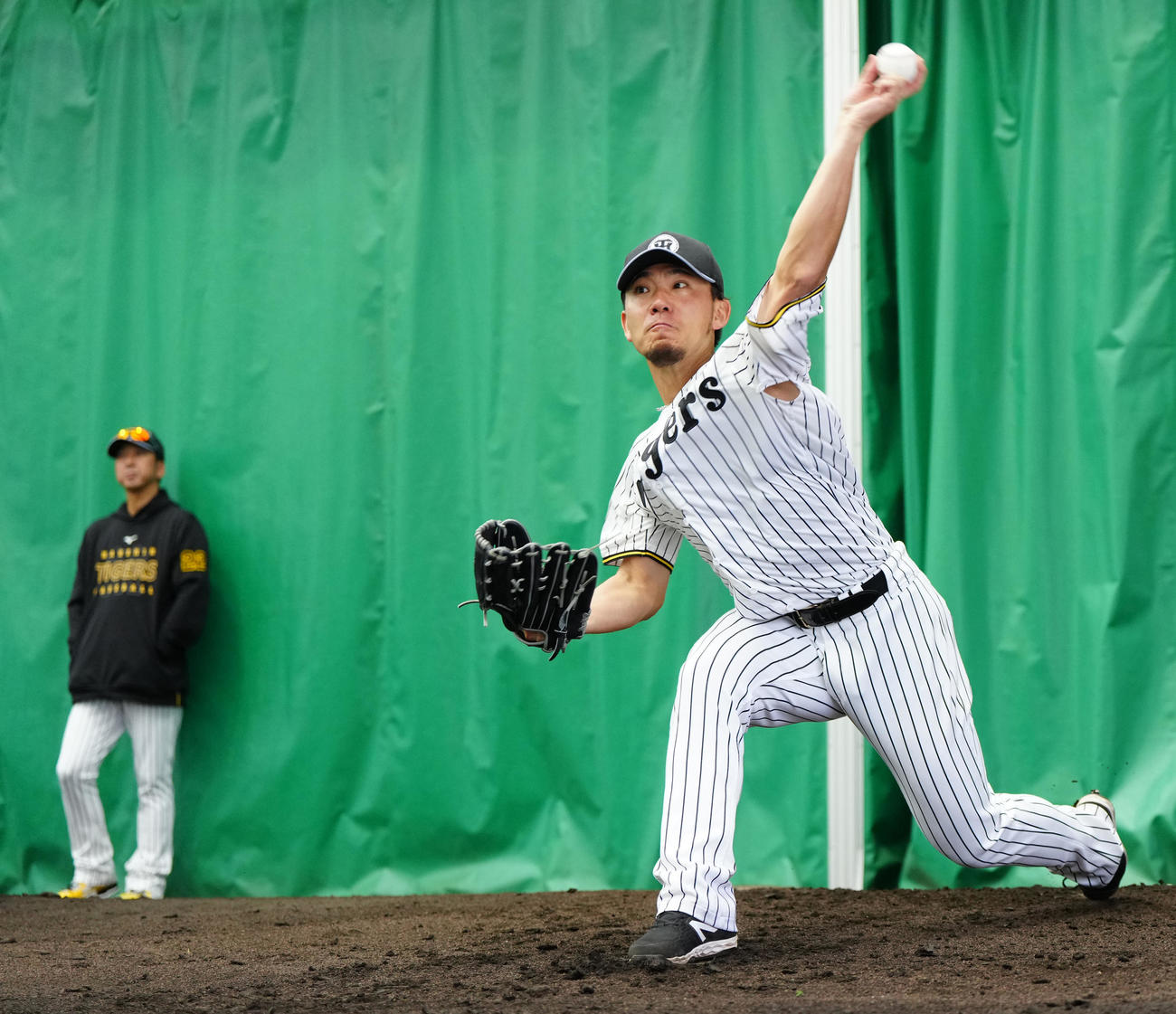 ブルペン投球する阪神伊藤将。左は藤川監督（撮影・江口和貴）