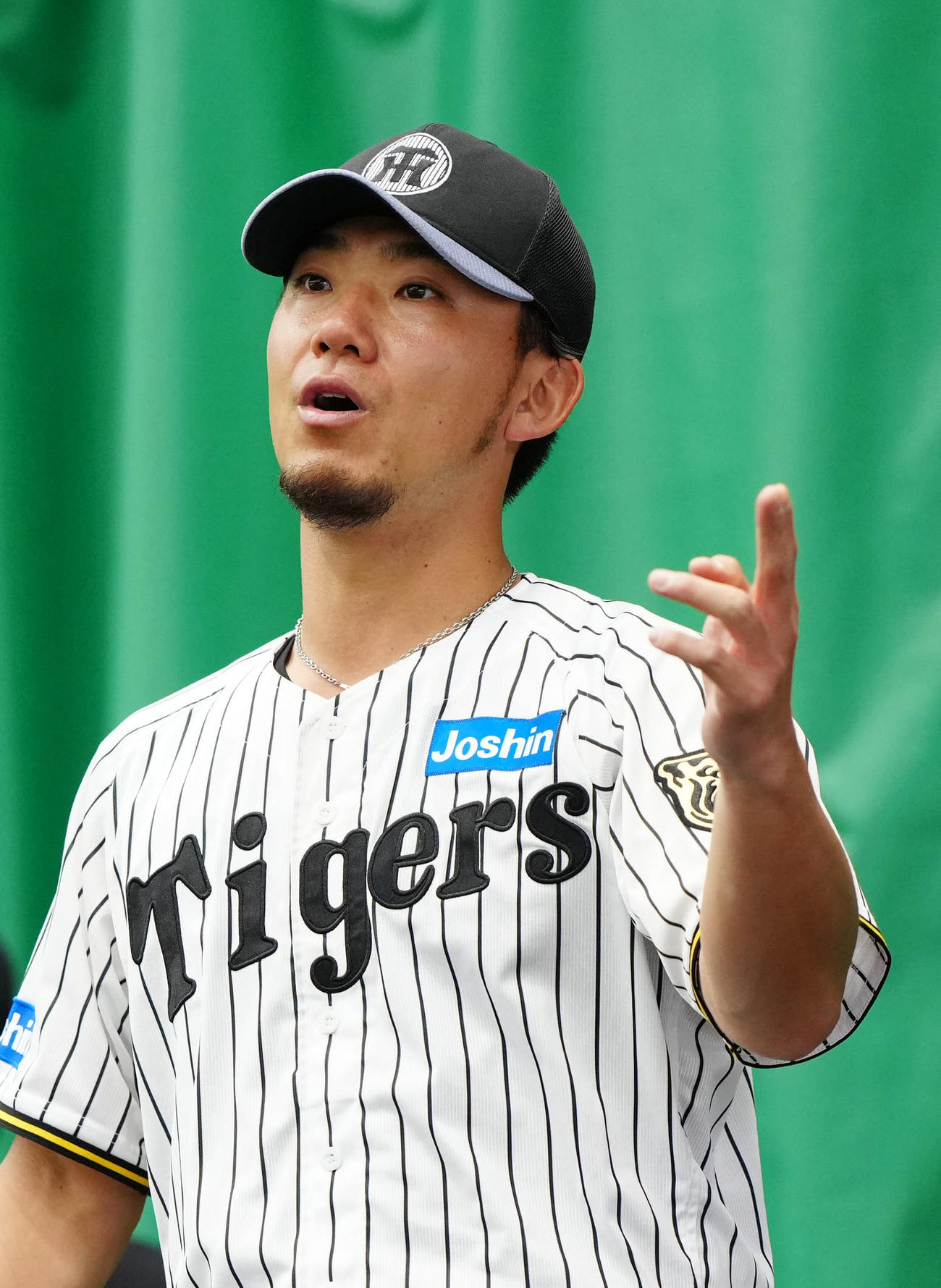 ブルペン投球でカットを伝える阪神伊藤将（撮影・江口和貴）