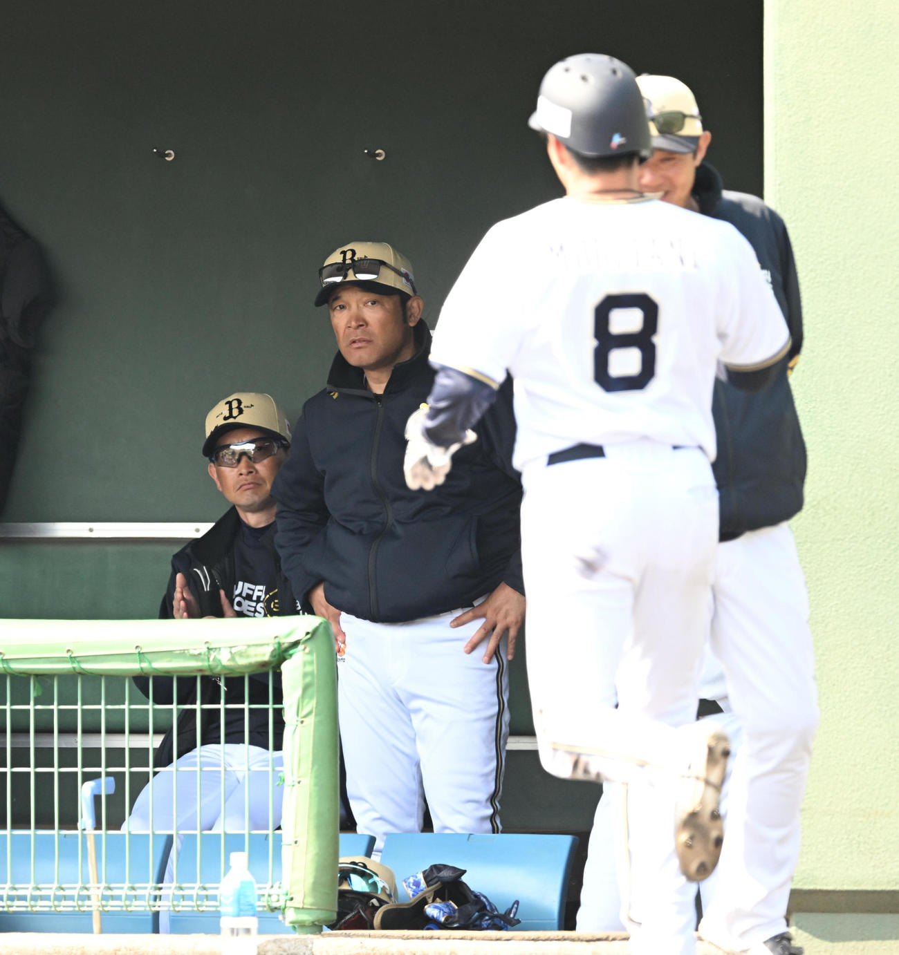 回裏オリックス2死三塁、相手バッテリーミスで生還した麦谷（手前）を見つめるオリックス岸田監督（左）（撮影・和賀正仁）