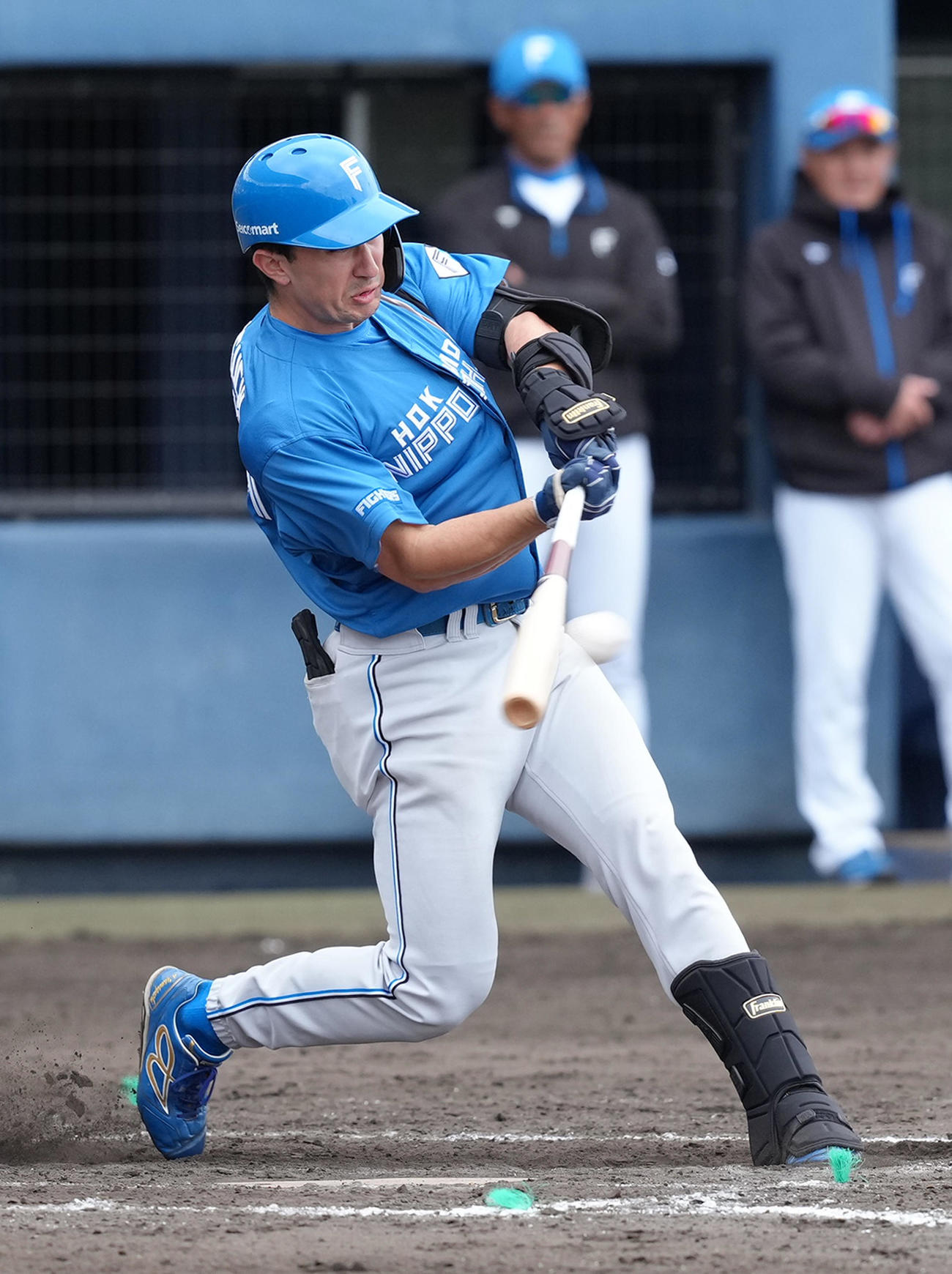 日本ハム紅白戦　紅組対白組　9回表紅組1死満塁、山口は2点適時打を放つ（撮影・足立雅史）