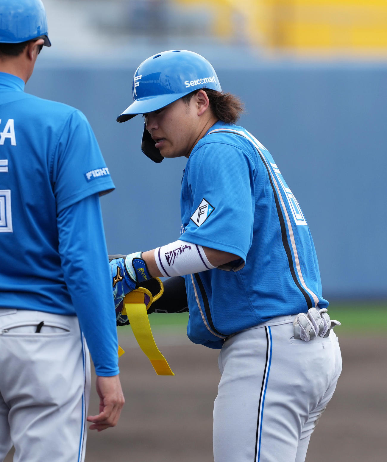 日本ハム紅白戦　紅組対白組　9回表紅組無死一、二塁、田宮はバントを決める（撮影・足立雅史）