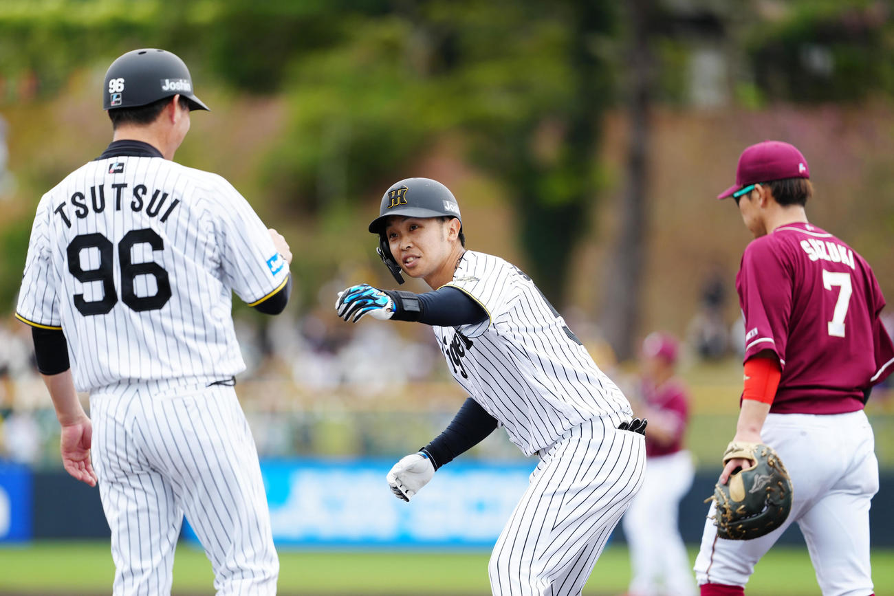 阪神対楽天　1回裏阪神無死、右前打を放った島田（中央（撮影・江口和貴）