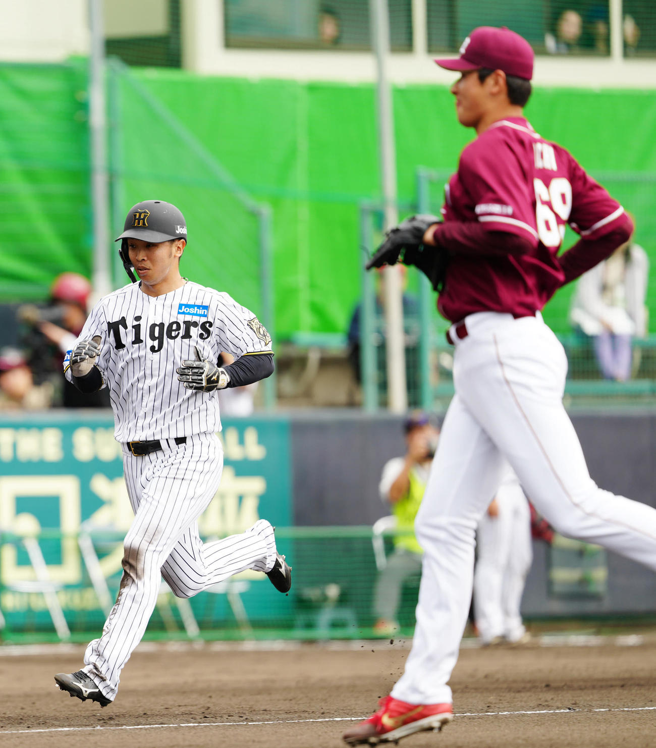 阪神対楽天　1回裏阪神1死二、三塁、内（右）の暴投で生還する三塁走者の島田（撮影・江口和貴）