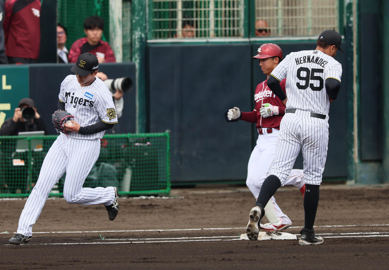 阪神対楽天　1回表楽天無死、宗山は一ゴロに倒れる。左は投手門別（撮影・加藤哉）