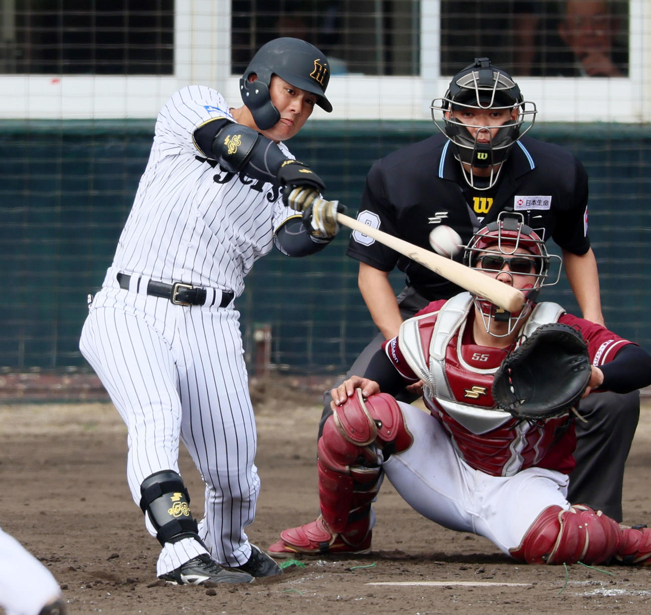 阪神対楽天　5回裏阪神2死一、二塁、前川は右越え3点本塁打を放つ（撮影・加藤哉）