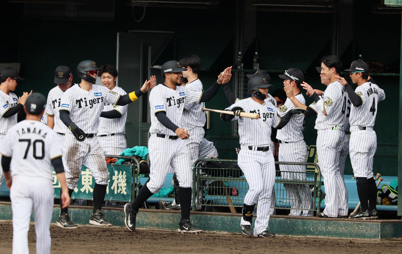 阪神対楽天　5回裏阪神2死一、二塁、右越え3点本塁打を放った前川（右）はカモメポーズを決める（撮影・加藤哉）