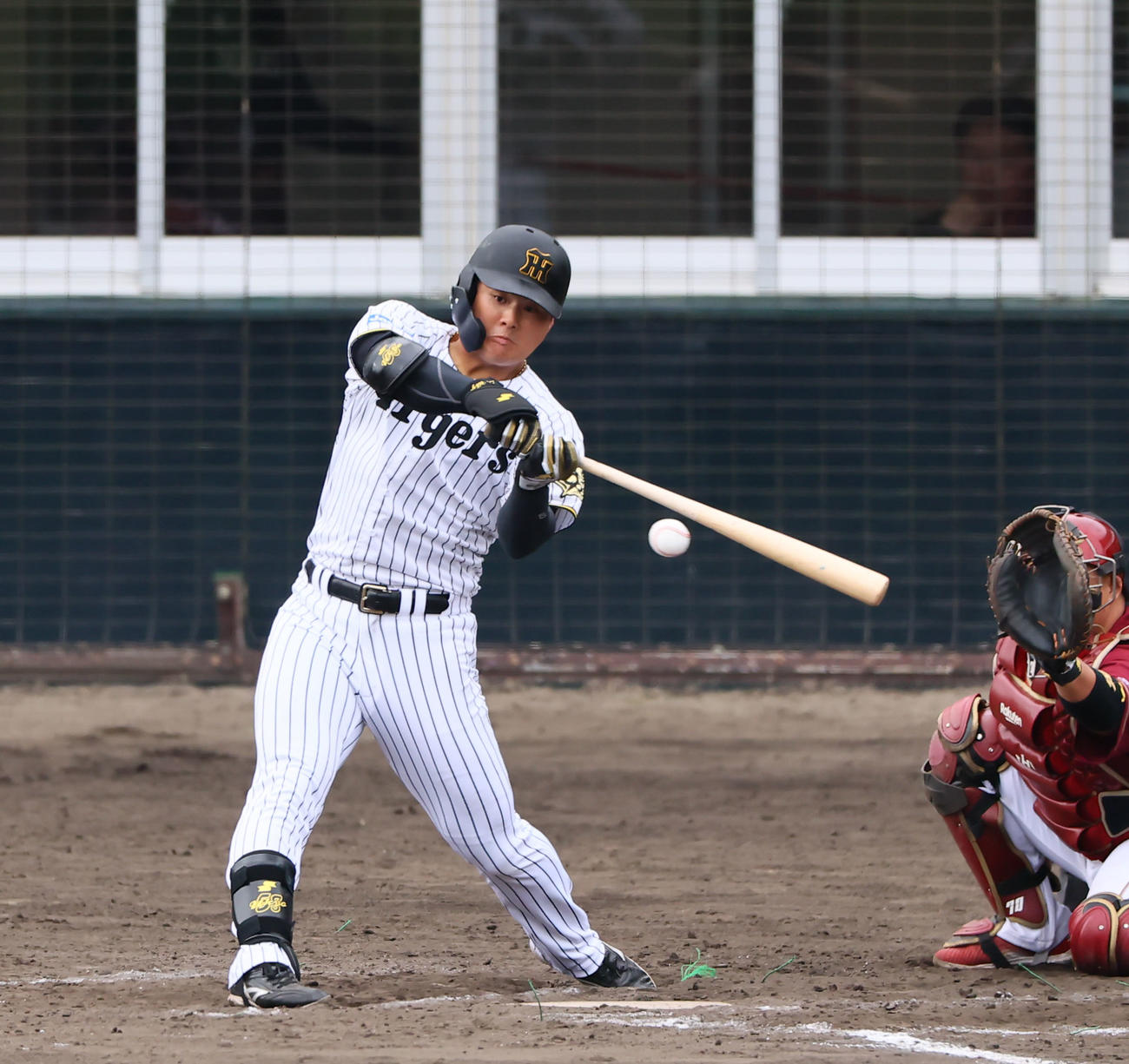 阪神対楽天　8回裏阪神2死、前川は中前打を放つ（撮影・藤尾明華）