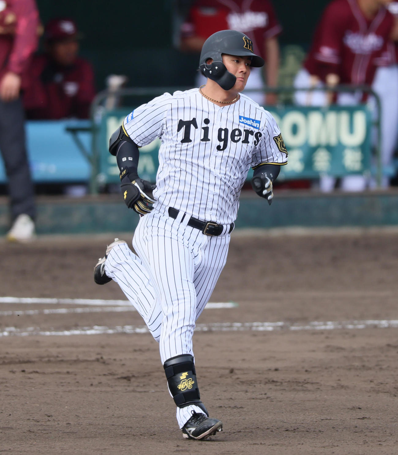 阪神対楽天　5回裏阪神2死一、二塁、前川は右越え3点本塁打を放つ（撮影・加藤哉）
