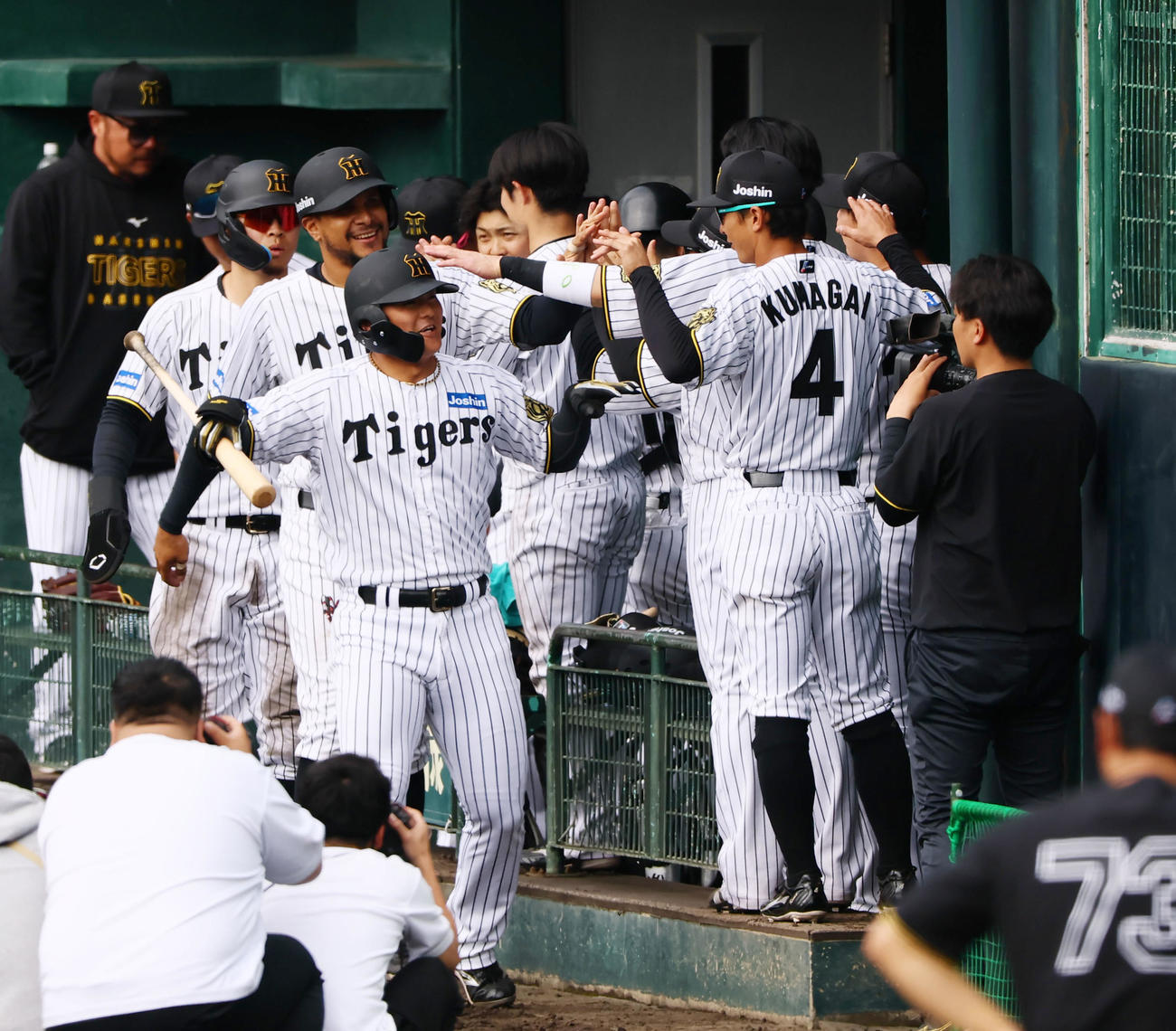 阪神対楽天　5回裏阪神2死一、二塁、右越え3点本塁打を放ちカモメポーズをしがらナインに出迎えられる前川（左手前）（撮影・藤尾明華）