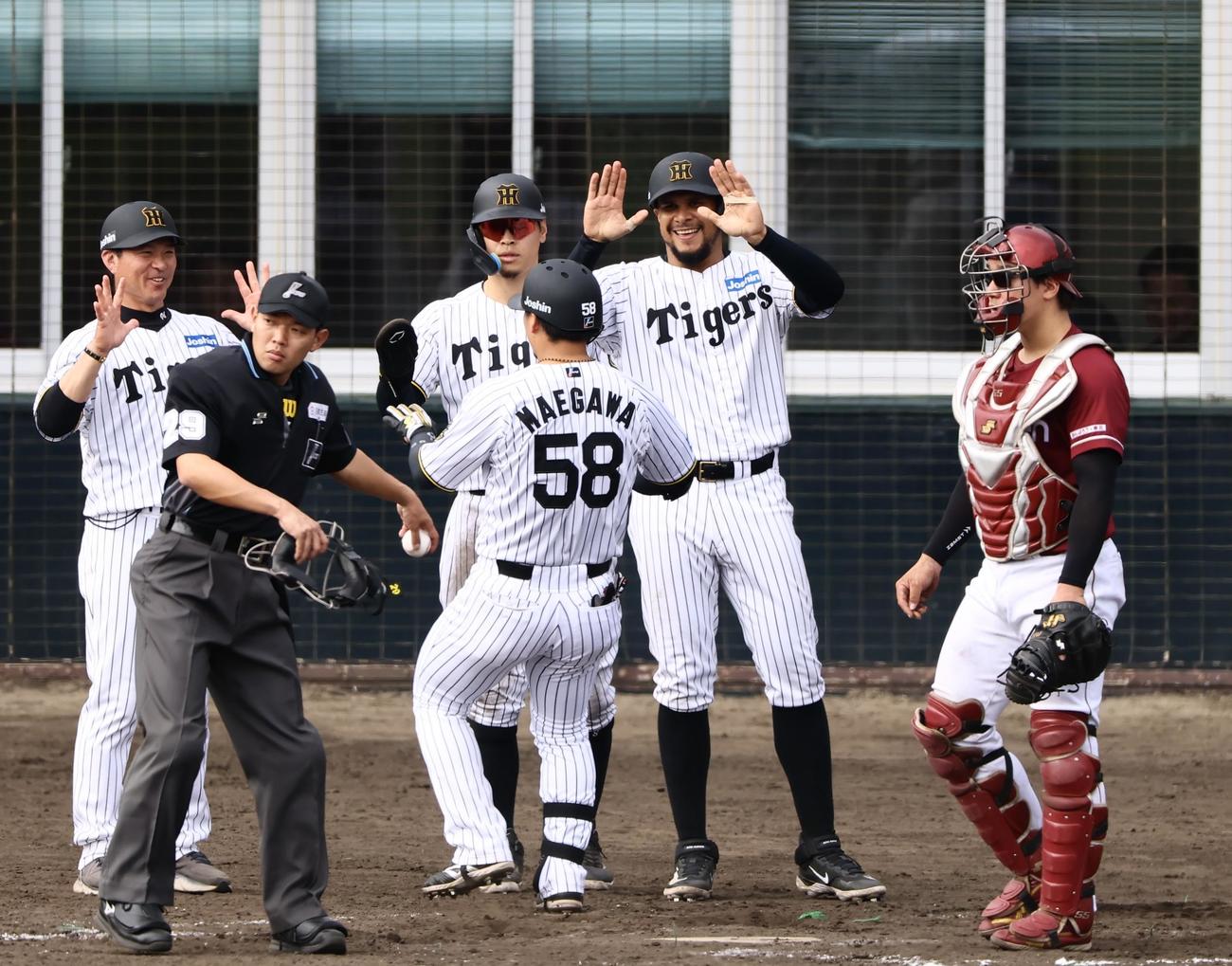 練習試合　阪神対楽天　5回、3点本塁打を放ち佐藤輝明（中央左）、ヘルナンデスらに出迎えられる前川（撮影・藤尾明華）
