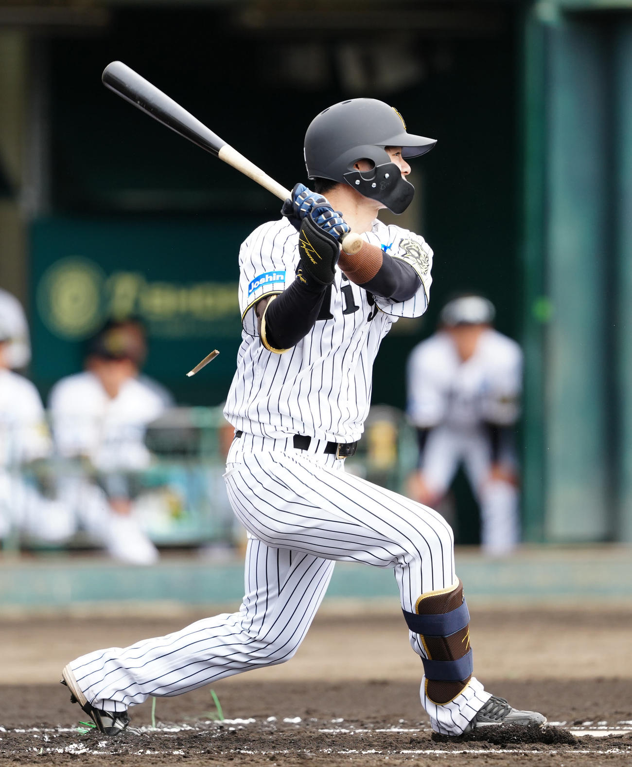 阪神対楽天　1回裏阪神無死一塁、中前打を放つ中野（撮影・江口和貴）