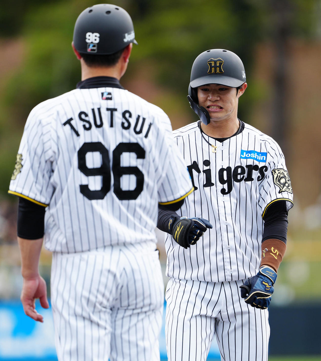 阪神対楽天　1回裏阪神無死一塁、中前打を放つ中野（撮影・江口和貴）
