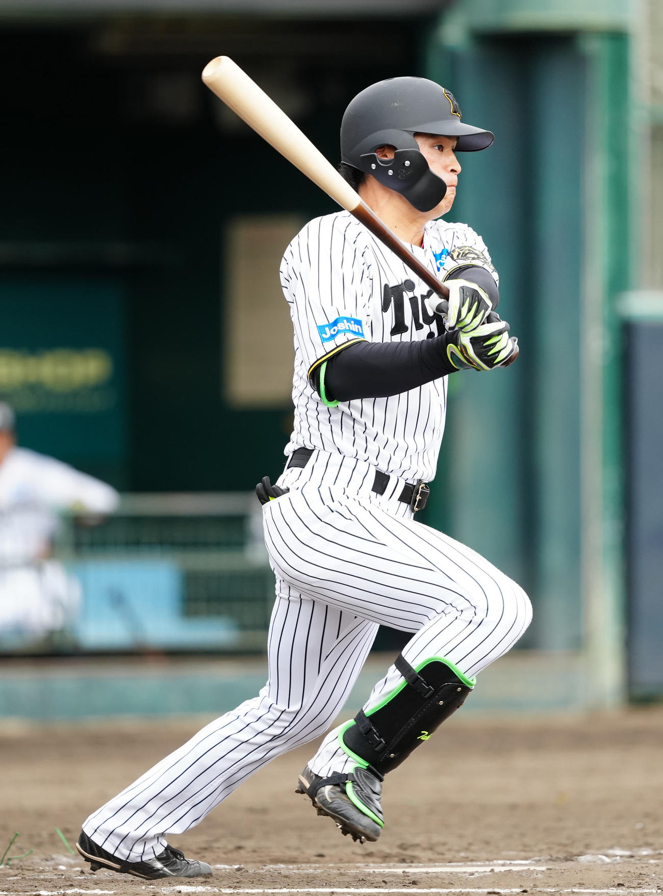 阪神対楽天　6回裏阪神1死一、二塁、適時打を放つ代打高寺（撮影・江口和貴）