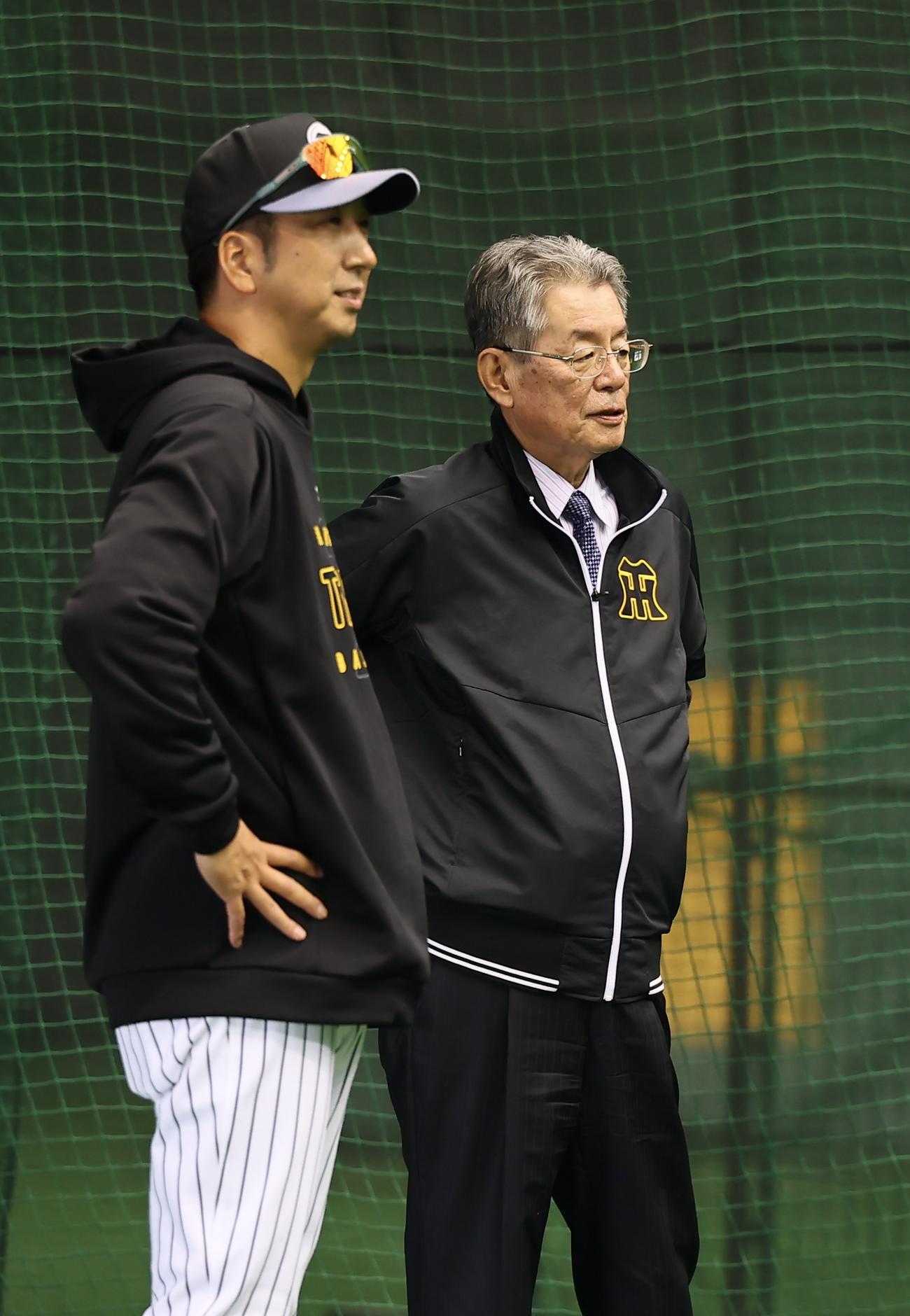 話をする秦雅夫オーナー（右）と藤川球児監督（撮影・藤尾明華）