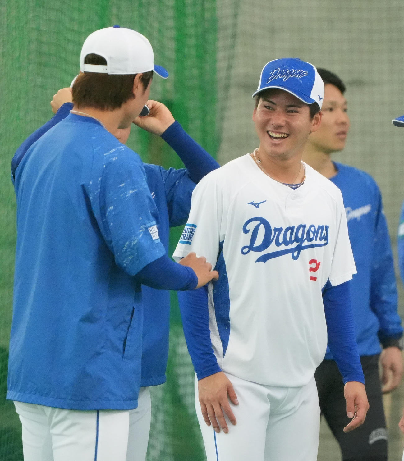 高橋宏と言葉を交わす金丸（右）（撮影・森本幸一）