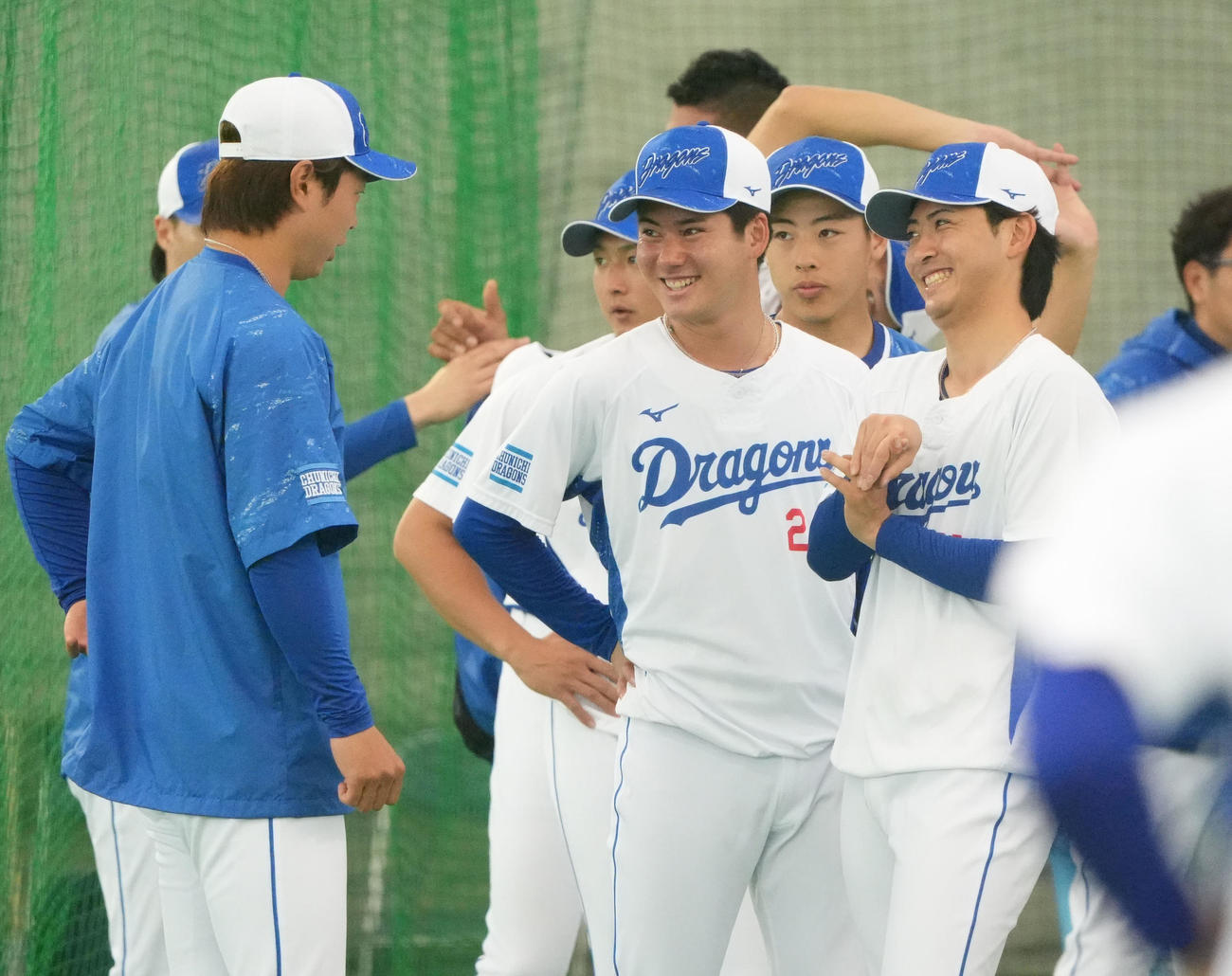 高橋宏と言葉を交わす金丸（手前・中央）（撮影・森本幸一）