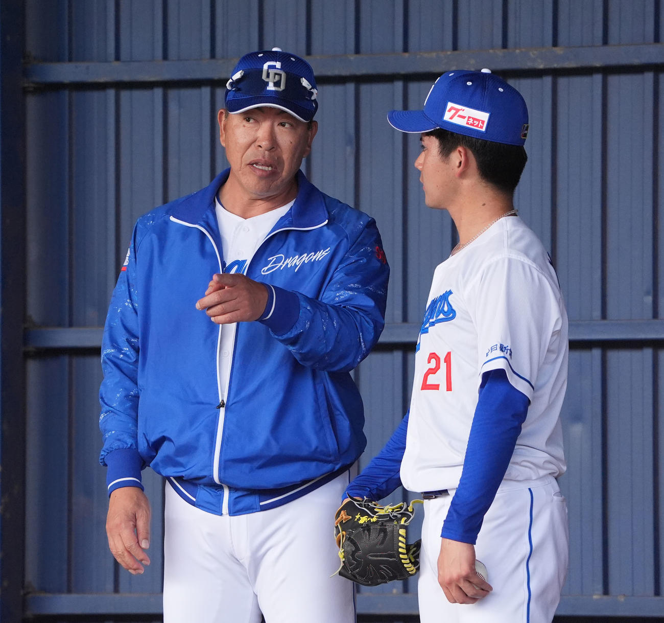 金丸とブルペンで言葉を交わす井上監督（左）（撮影・森本幸一）
