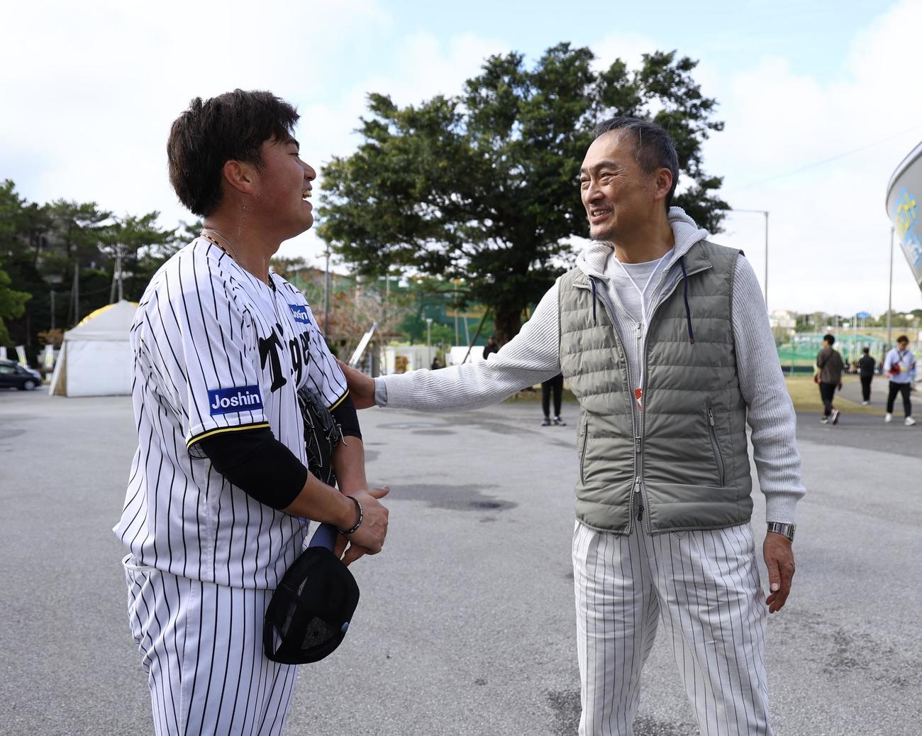 ブルペン投球を終えた桐敷と話をする俳優の渡辺謙（撮影・藤尾明華）