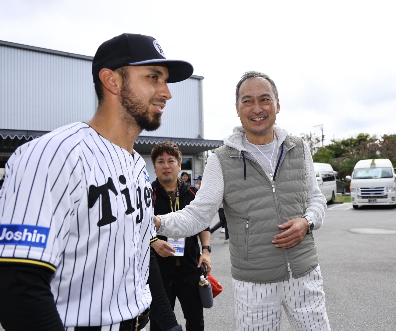 ゲラ（左）と話をする俳優の渡辺謙（撮影・藤尾明華）