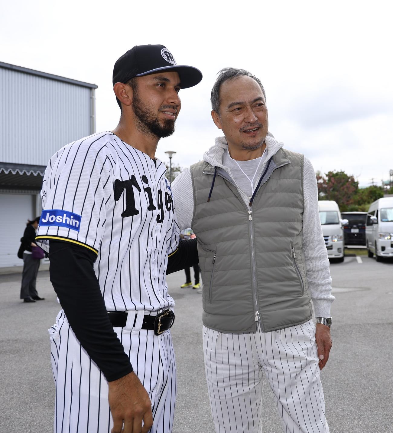 ゲラ（左）と話をする俳優の渡辺謙（撮影・藤尾明華）