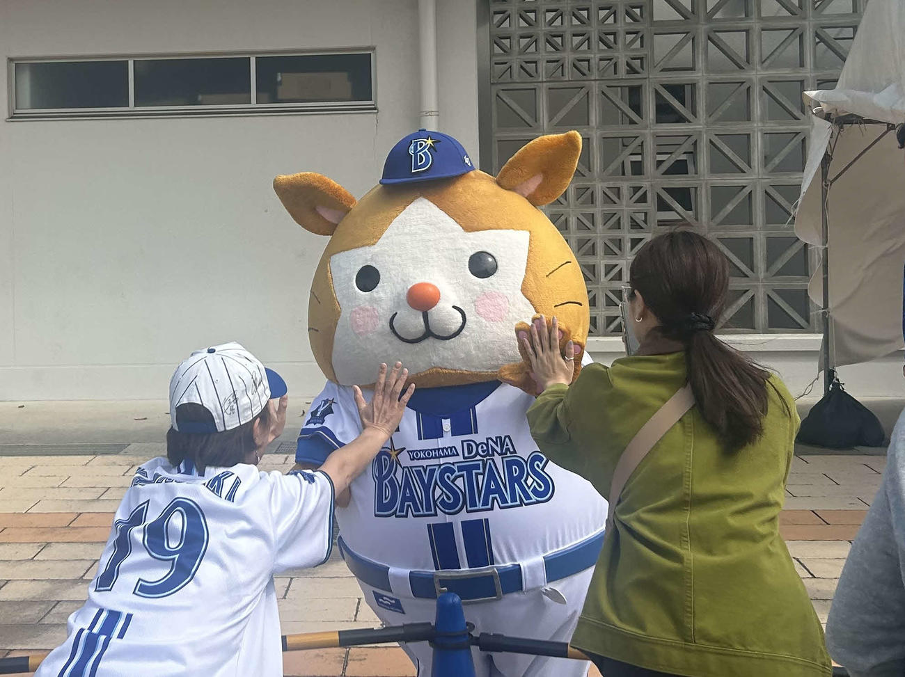 沖縄・宜野湾キャンプに登場しファンとハイタッチするDeNA球団マスコットキャラクターのDB．スターマン