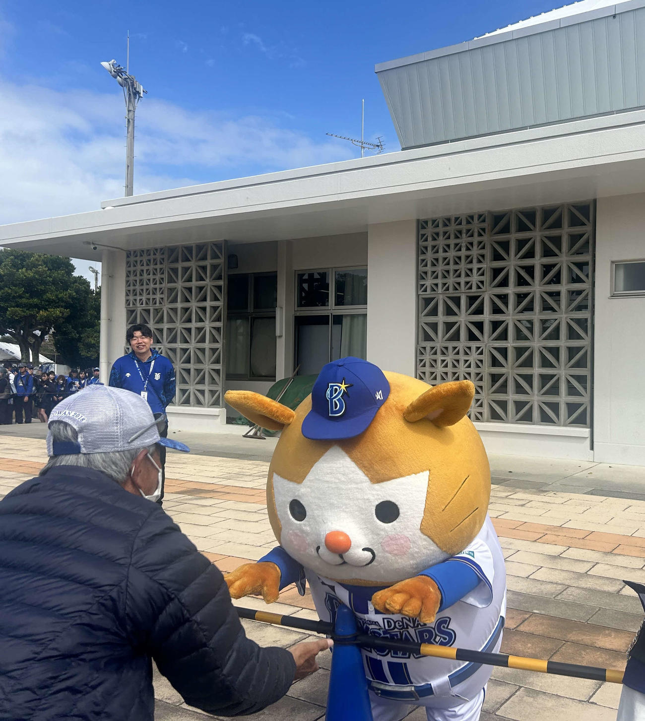 沖縄・宜野湾キャンプに登場しファンとハイタッチするDeNA球団マスコットキャラクターのDB．スターマン