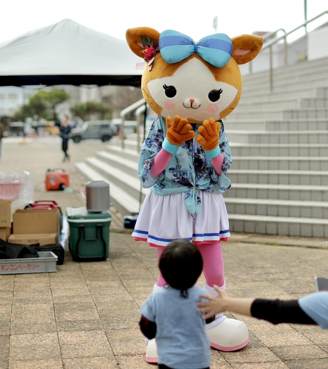 子どもと触れ合うDB．キララ（撮影・河田真司）