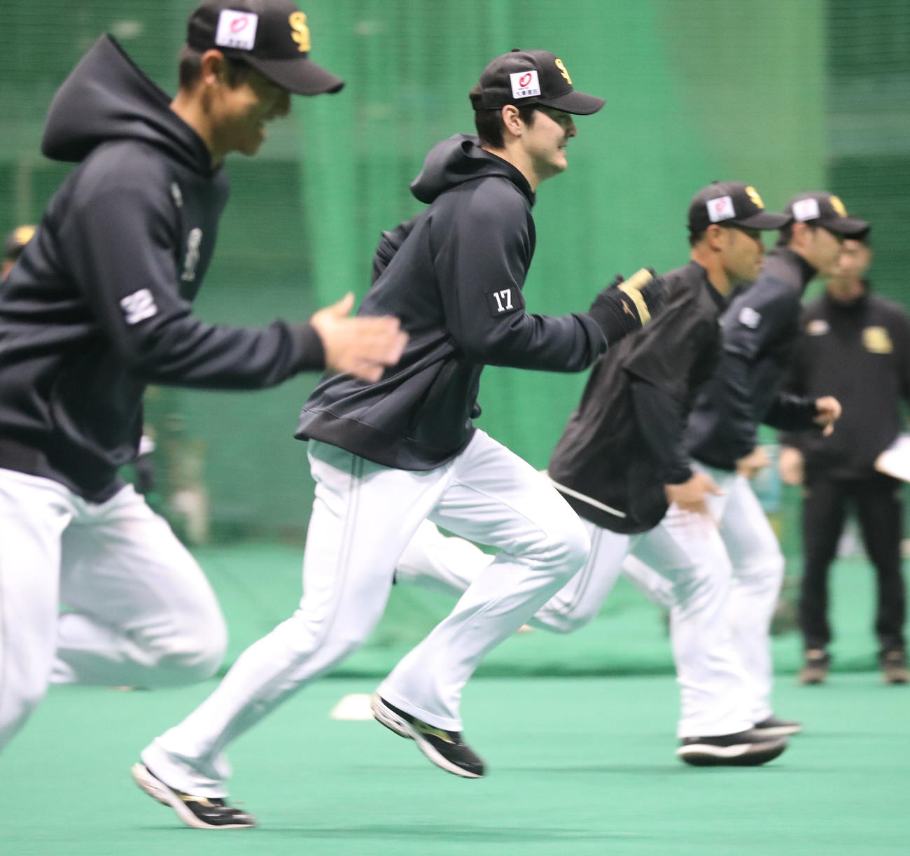 ダッシュする有原（撮影・梅根麻紀）