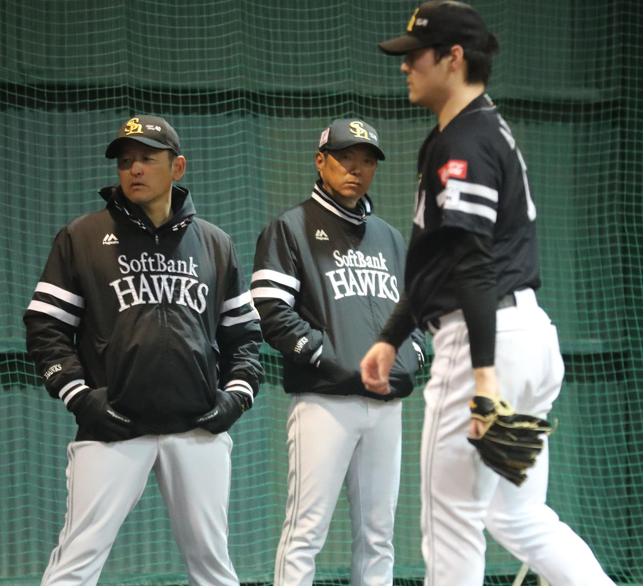 ブルペンに入った有原（手前）を後方から見守る左から倉野コーチと小久保監督（撮影・梅根麻紀）