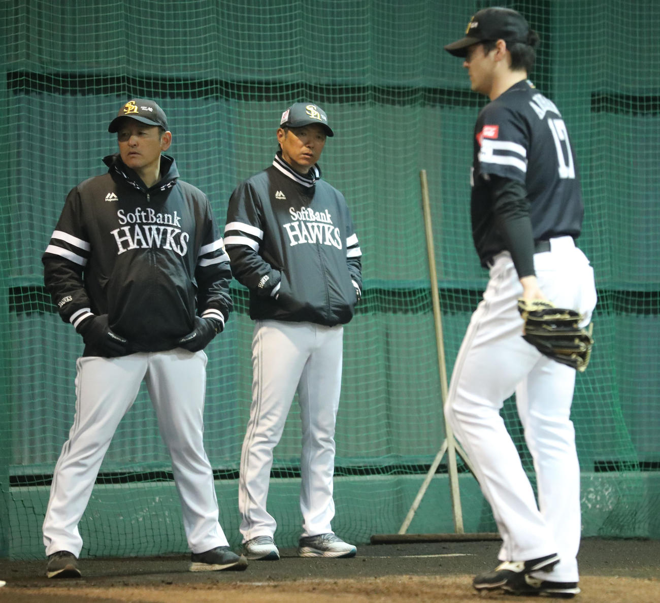 ブルペンに入った有原（手前）を後方から見守る左から倉野コーチと小久保監督（撮影・梅根麻紀）