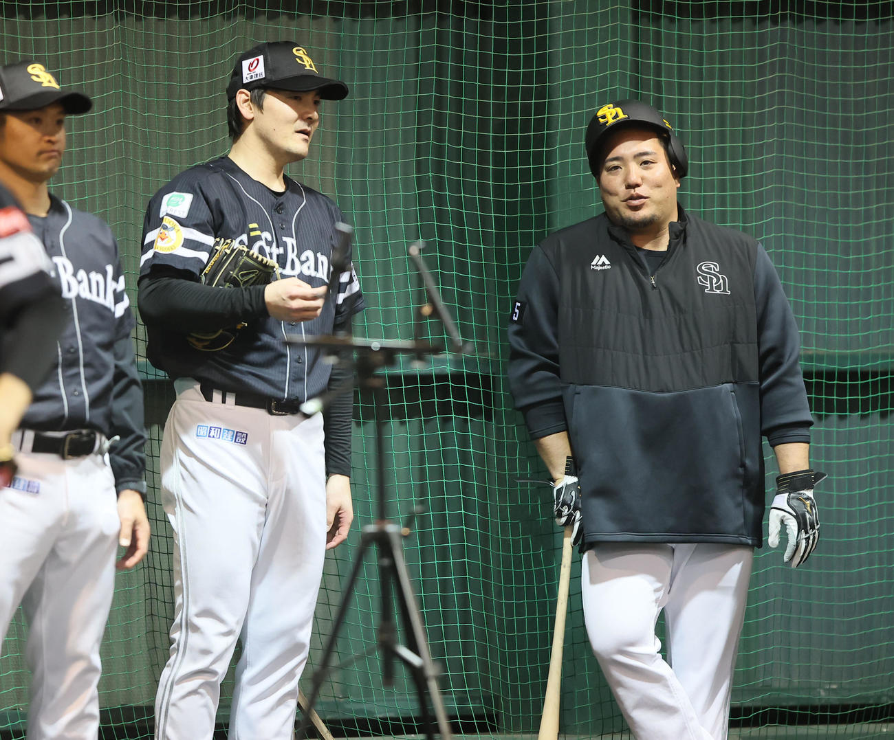 ブルペンでの投げ込みを終えた有原は山川と話をする（撮影・梅根麻紀）