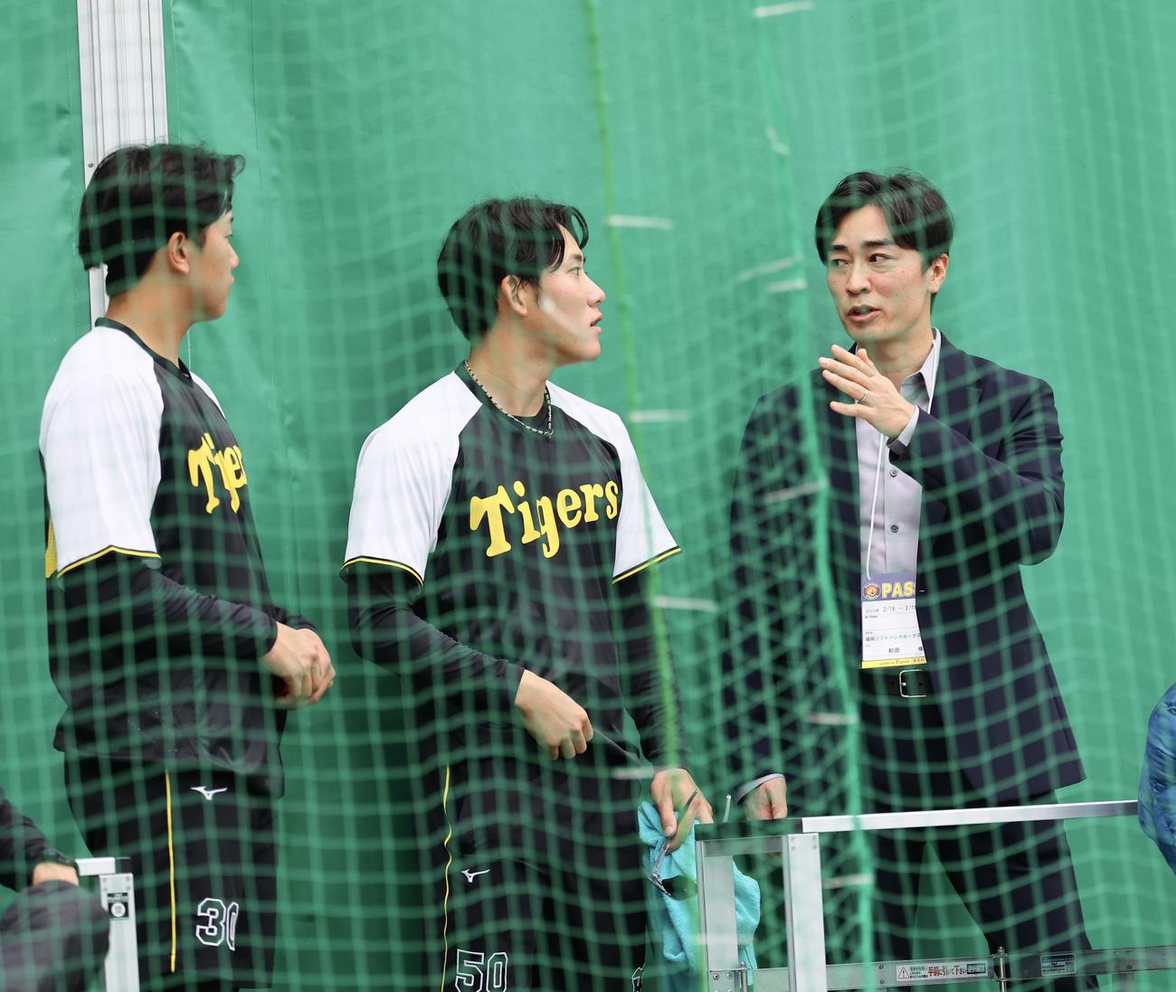 ソフトバンク和田球団統括本部付アドバイザー（右）と話をする左から阪神門別、富田（撮影・藤尾明華）