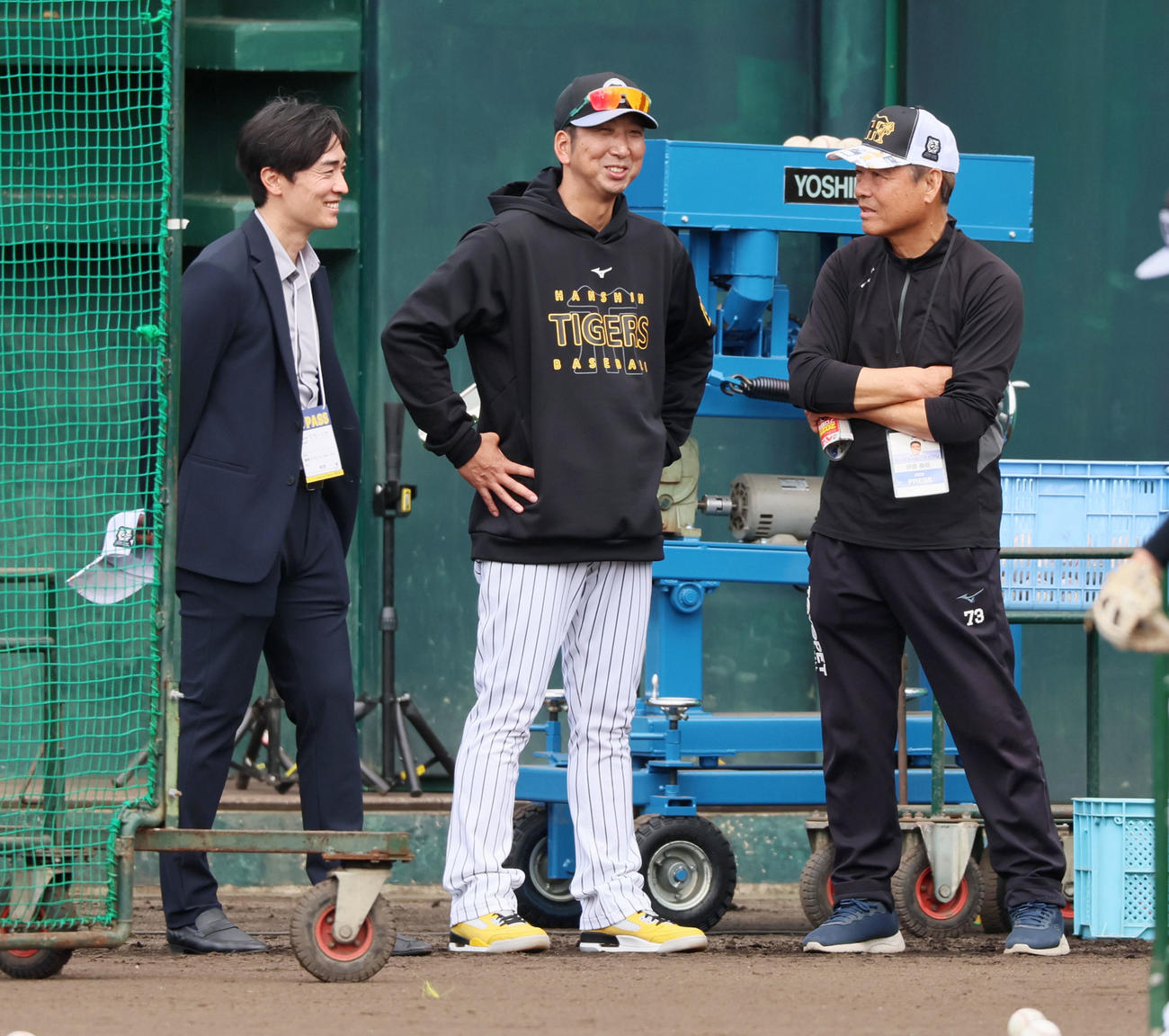 グラウンドで和田氏（左）、伊原氏（右）と話す藤川監督（撮影・加藤哉）