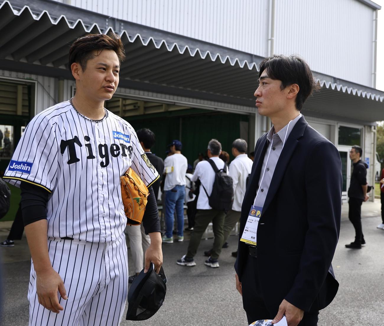 ブルペン投球を終えソフトバンク和田球団統括本部付アドバイザー（右）と話をする大竹（撮影・藤尾明華）