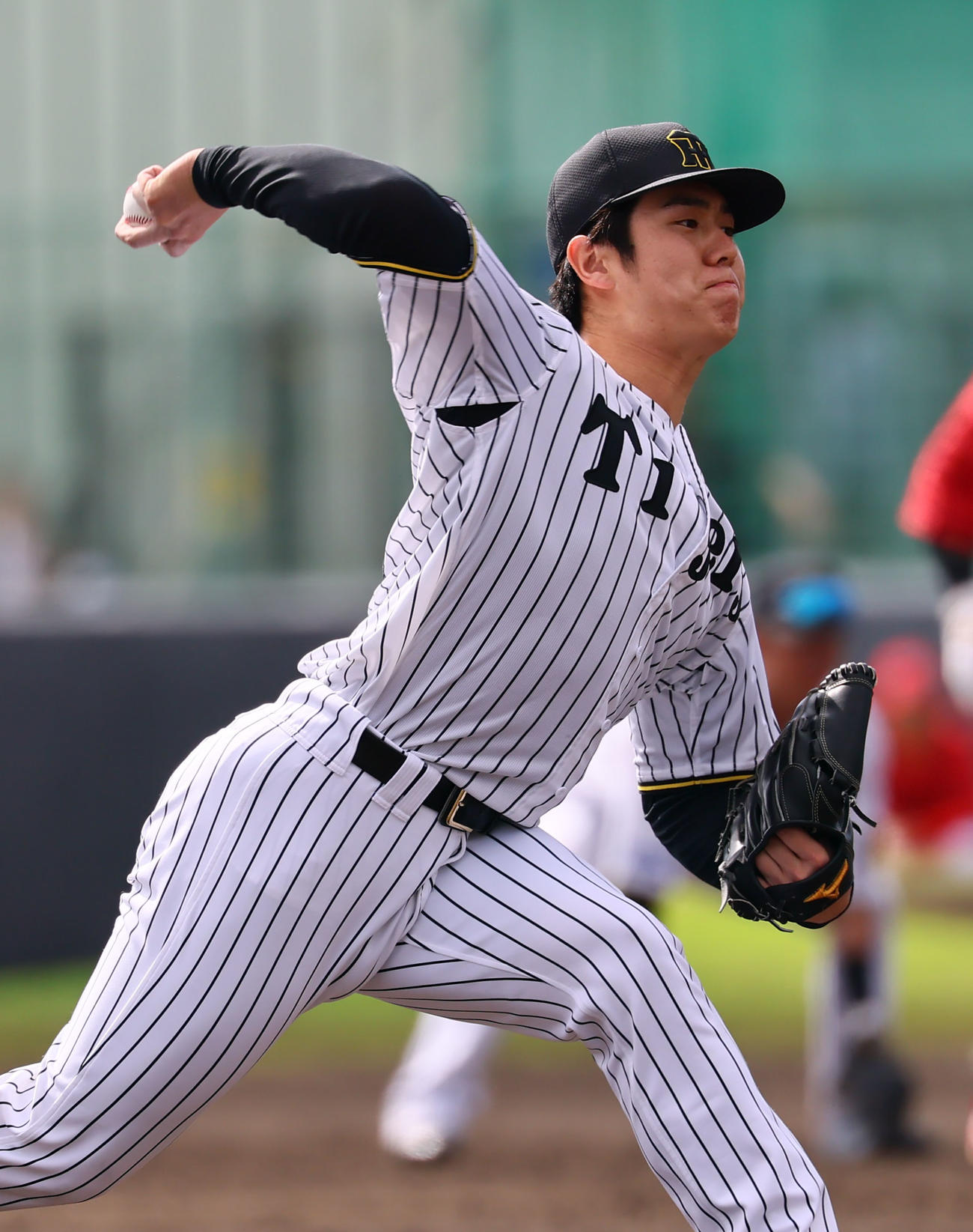 練習試合阪神対広島　5回途中、4番手で登板した石黒（撮影・藤尾明華）