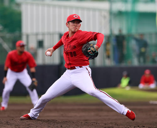 練習試合阪神対広島 4回、2番手で登板した広島遠藤(撮影・藤尾明華)