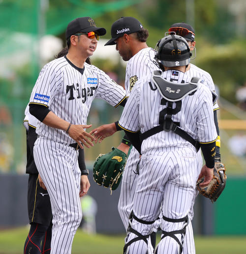 練習試合・阪神対広島 5回表、阪神藤川監督(左)はベタンセスを交代させる(撮影・上山淳一)
