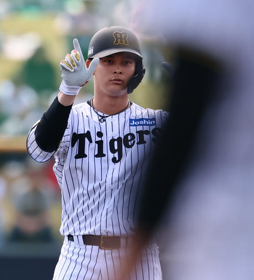 練習試合阪神対広島 3回裏阪神無死、野口は左翼線に二塁打を放ちポーズをとる(撮影・藤尾明華)
