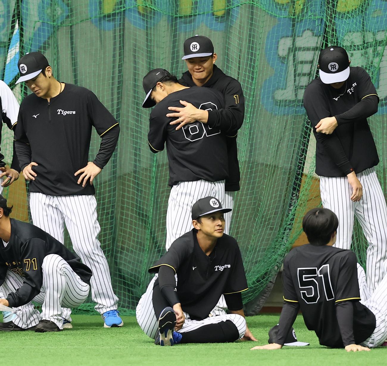 植田海と抱き合う阪神森下翔太（中央）（撮影・藤尾明華）