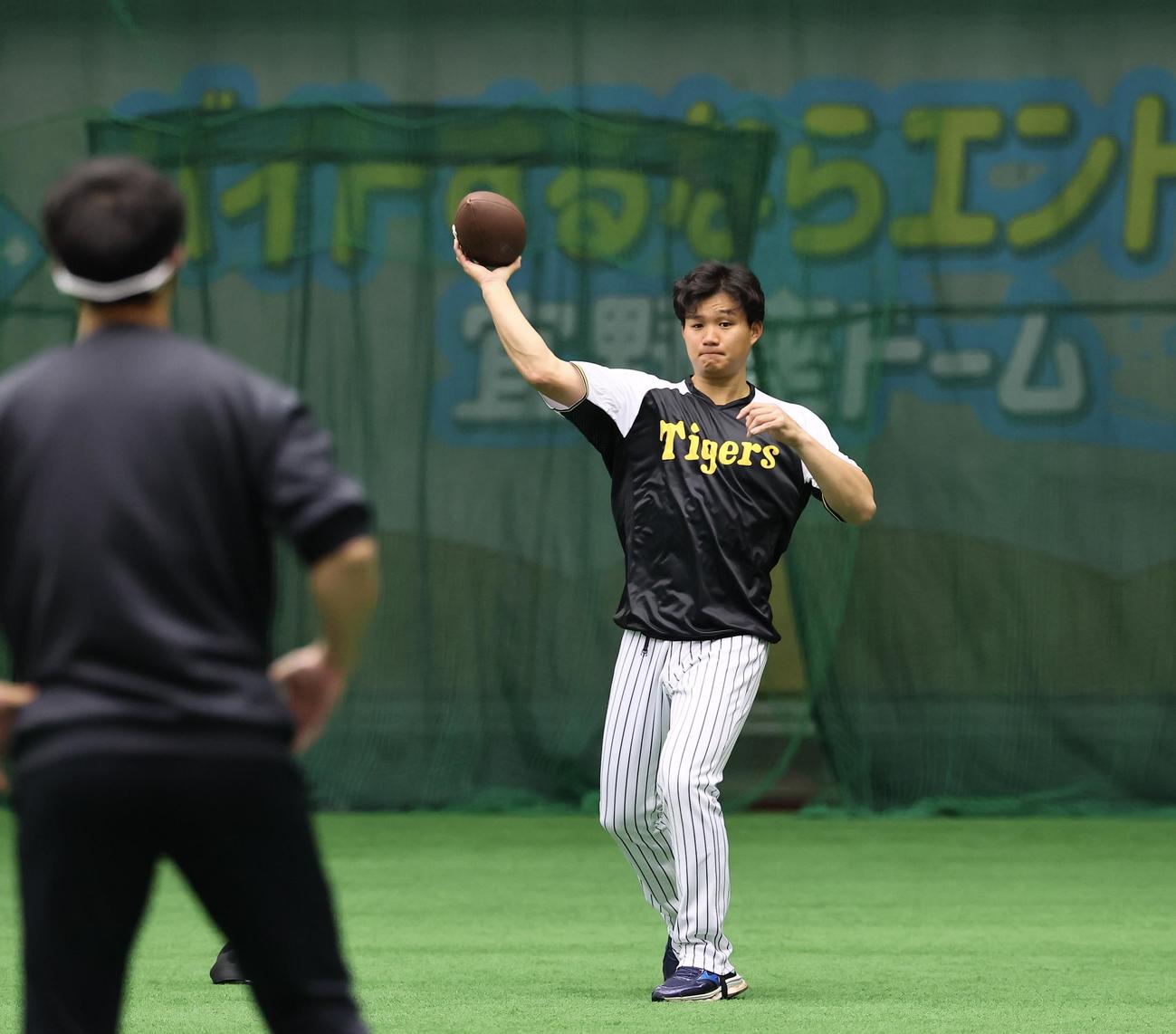 別メニューの森下は室内で体を動かす（撮影・藤尾明華）