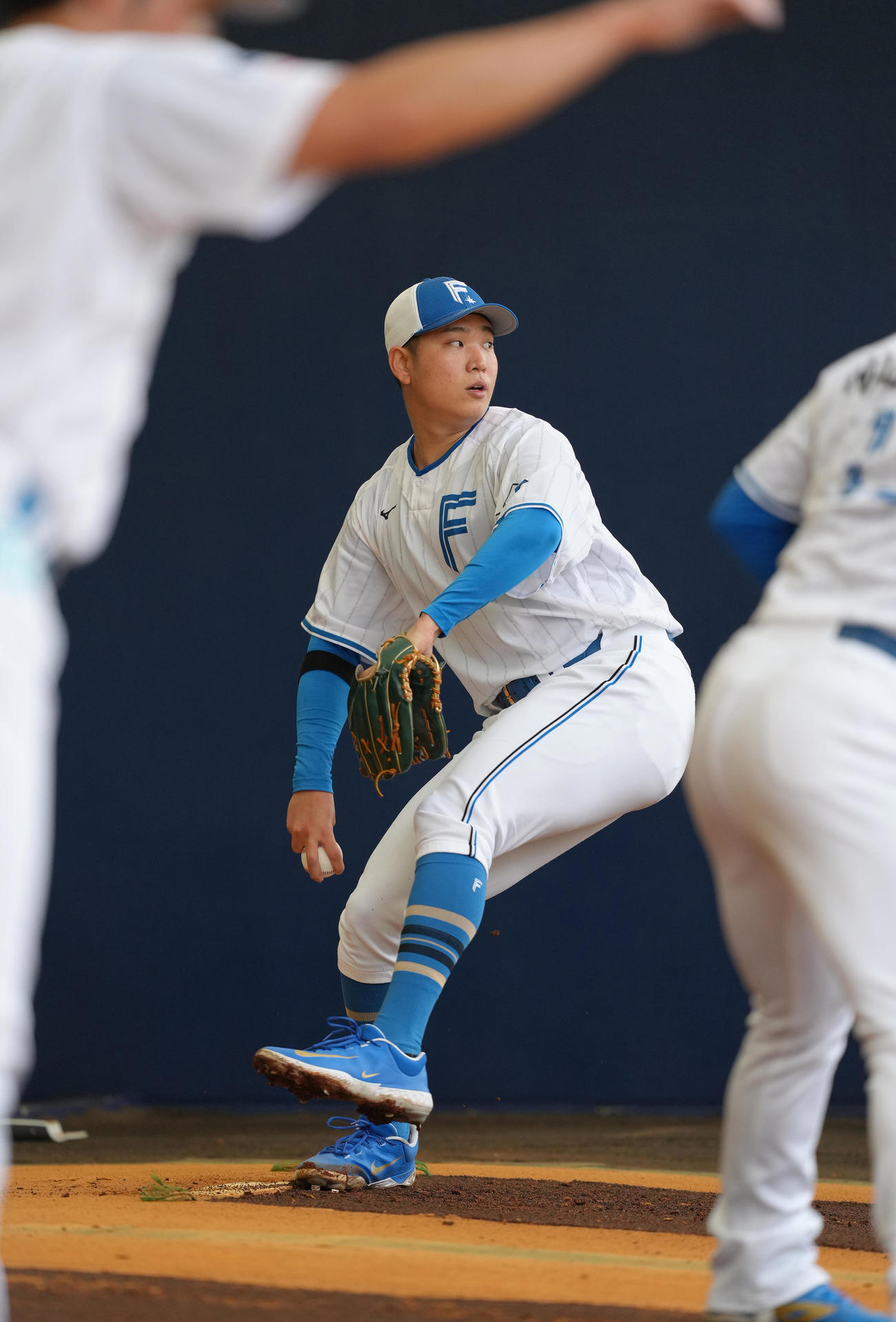 ブルペン投球する日本ハム古林（撮影・足立雅史）