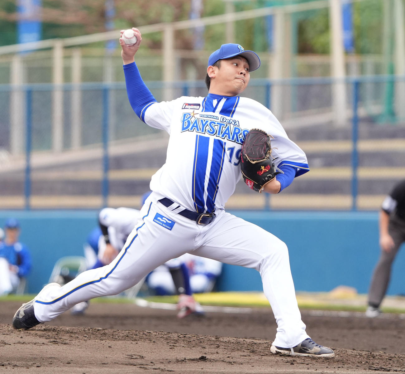 DeNA対中日　3回表、DeNA2番手で登板する山崎（撮影・森本幸一）