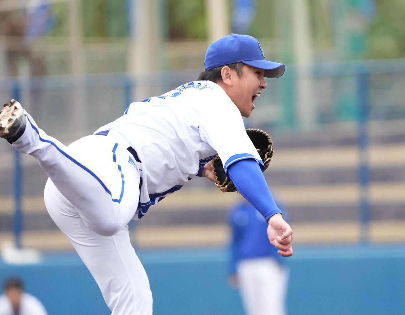 DeNA対中日　3回表、DeNA2番手で登板する山崎（撮影・森本幸一）