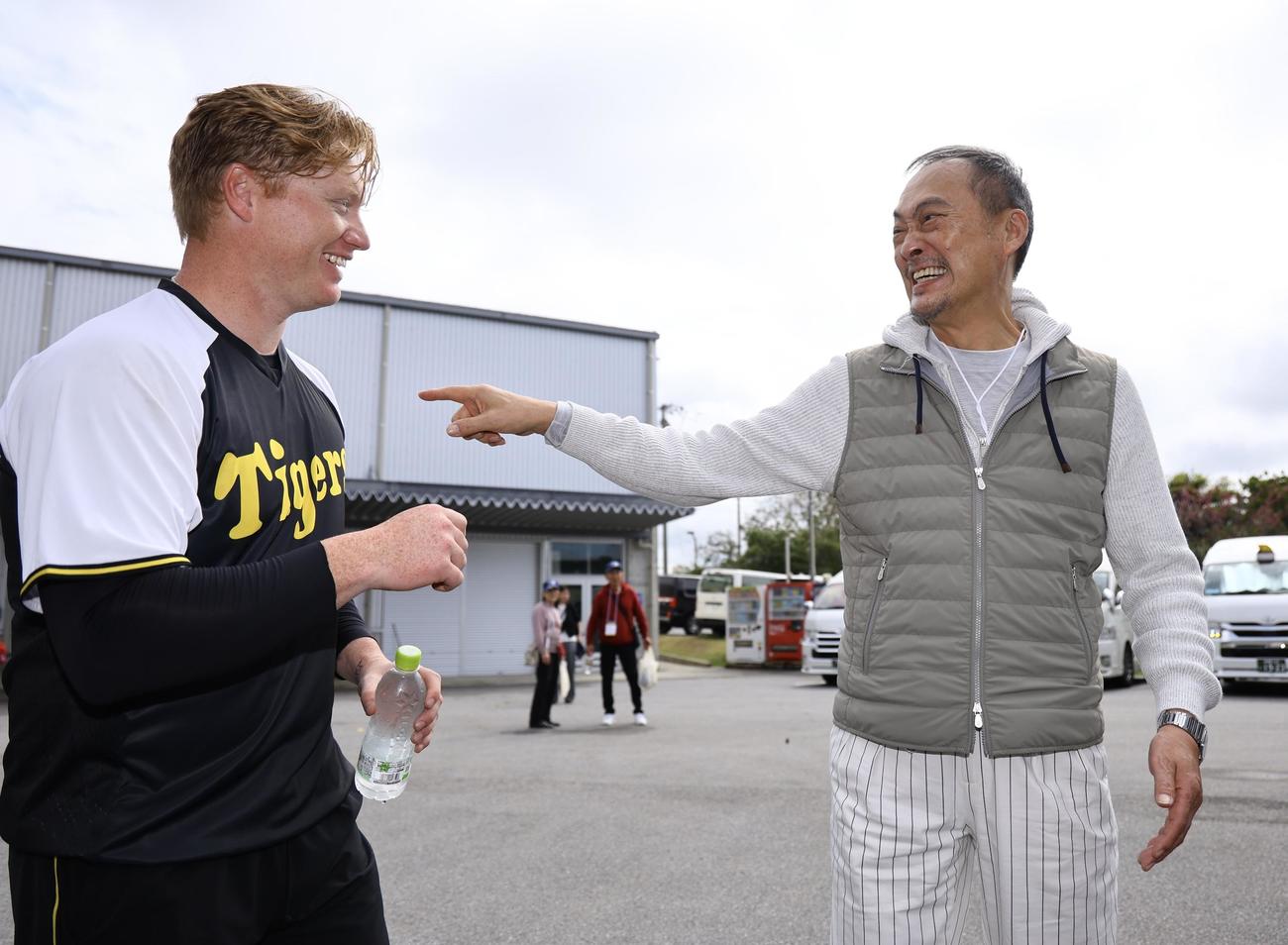 ネルソン（左）と話をする俳優の渡辺謙（撮影・藤尾明華）