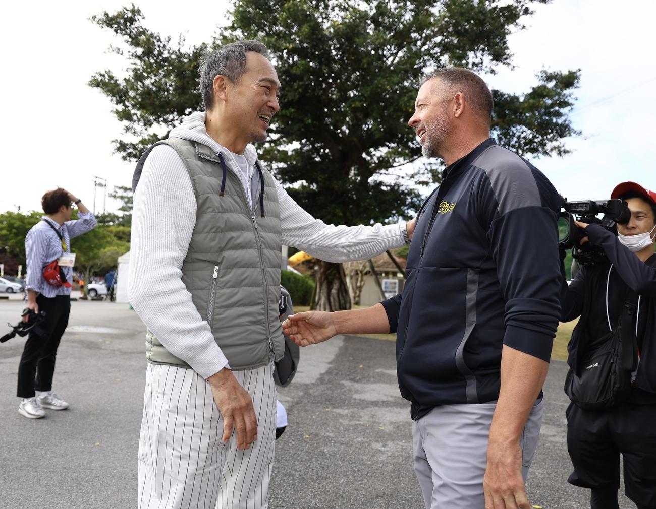 話をする俳優の渡辺謙（左）とウィリアムス（撮影・藤尾明華）